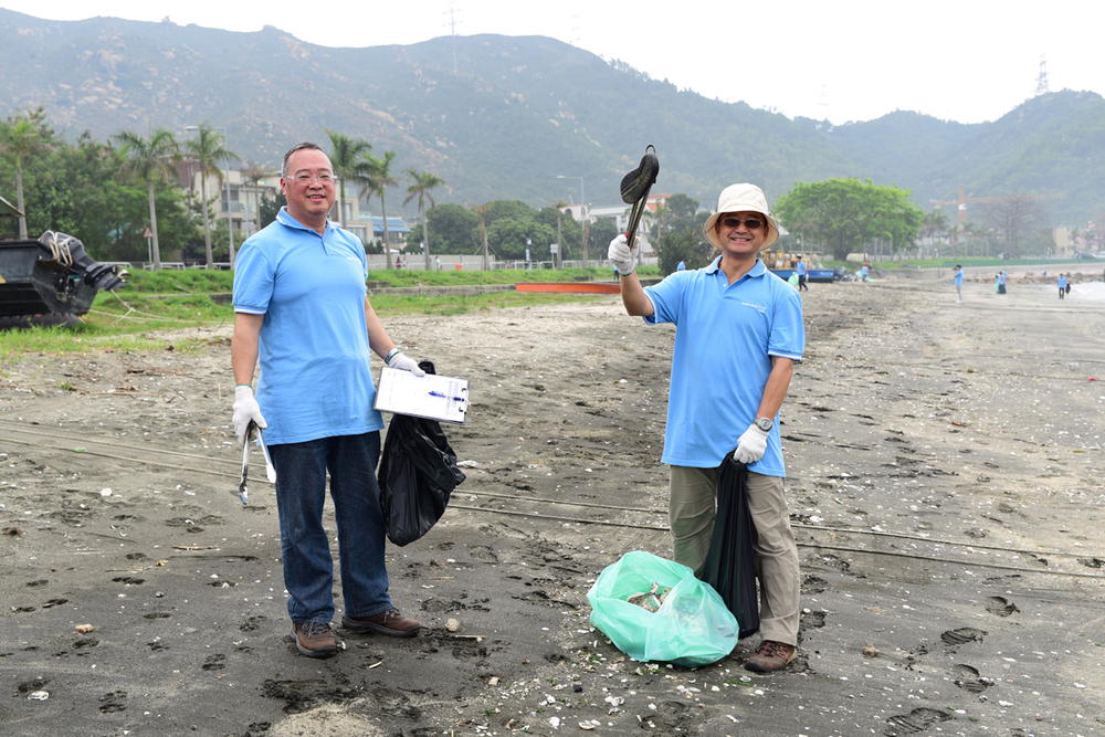 Mr Ben Ng participated in coastal cleanup CSR activity