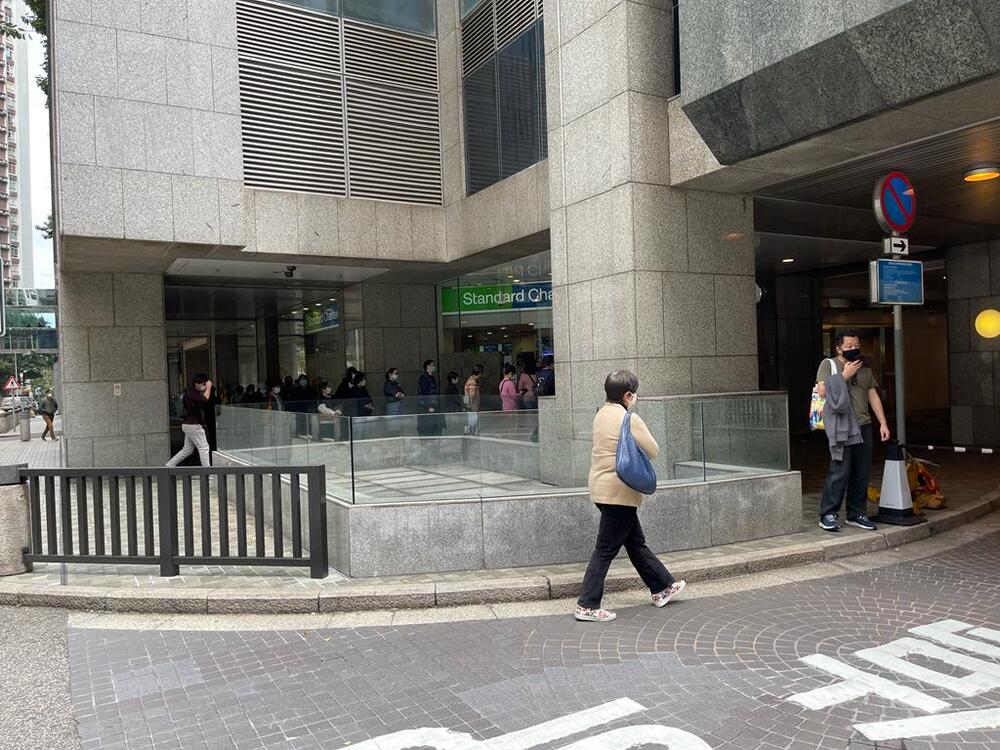 The queue extends outside the Standard Chartered branch in Taikoo Shing. STAFF PHOTO The queue extends outside the Standard Chartered branch in Taikoo Shing. STAFF PHOTO