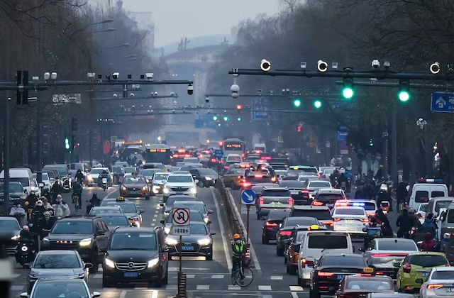 Cars are stuck in traffic during evening rush hour in central Beijing, China, December 22, 2025. REUTERS/Maxim Shemetov/File Photo
