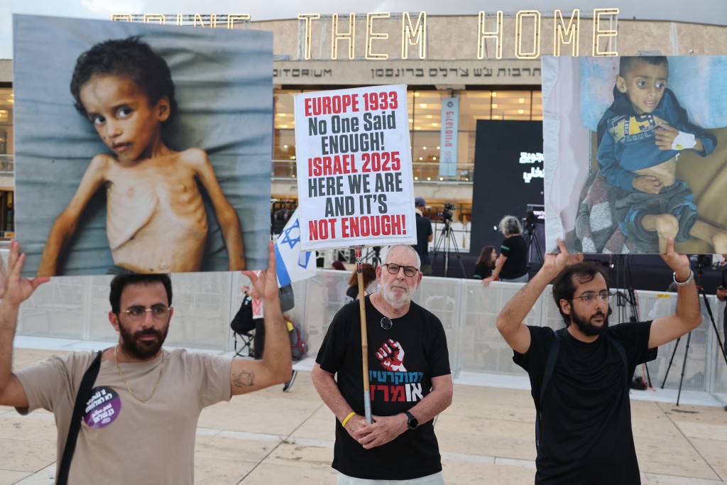  Demonstrators lift placards and chant slogans during an anti-government protest in Tel Aviv on July 31, 2025, calling for a stop to the war in Gaza, and for the release of Israelis held hostage by Palestinian militants in the Gaza Strip since October 2023. (Photo by Jack GUEZ / AFP)