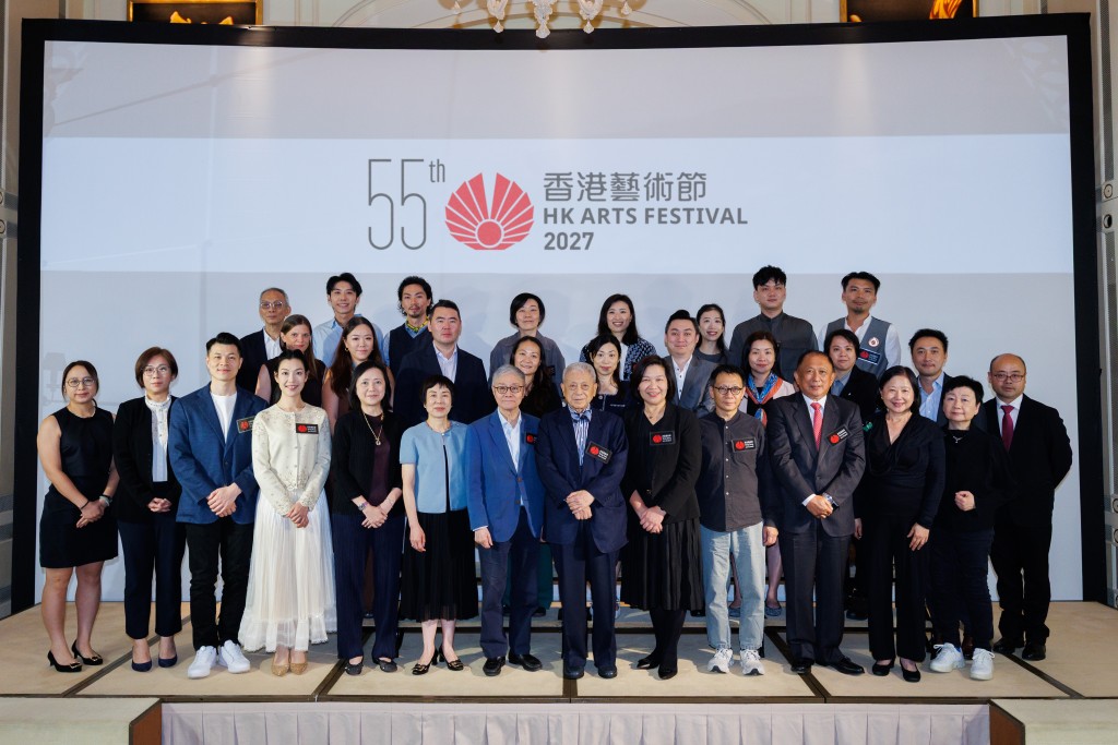 Professor Lo Kingman, HKAF Chairman (front row, 7th right); Flora Yu, HKAF Executive Director (front row, 6th right); Winnie Yip, The Hong Kong Jockey Club’s Head of Charities (Culture & Sports Cluster; Community Engagement) (front row, 6th left); and fellow guests gather at the 55th Hong Kong Arts Festival Press Conference.