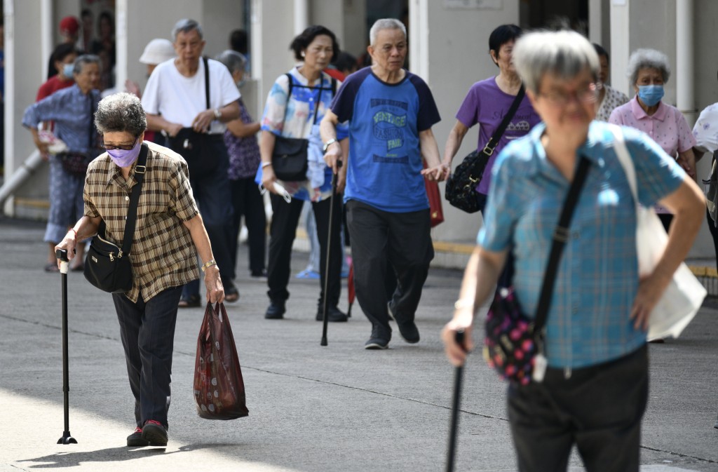 HKU estimates that osteoporosis affects about 30 percent of women and 8 percent of men aged over 50 in Hong Kong. HKU estimates that osteoporosis affects about 30 percent of women and 8 percent of men aged over 50 in Hong Kong.