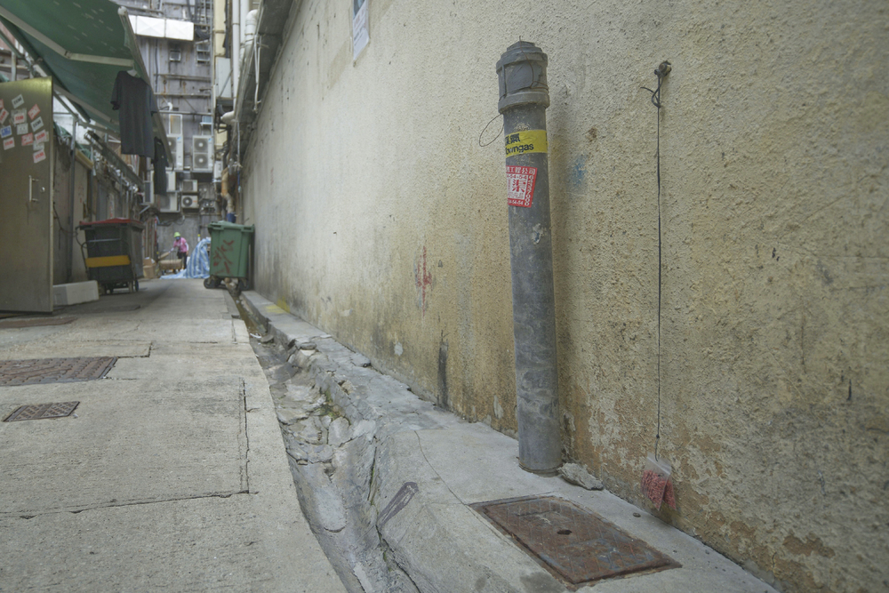 Poisoned rat pellets are seen in sealed bags that are left hanging in a back alley yesterday. Left: an FEHD rodent operation in Sham Shui Po in 2019. SING TAO Poisoned rat pellets are seen in sealed bags that are left hanging in a back alley yesterday. Left: an FEHD rodent operation in Sham Shui Po in 2019. SING TAO