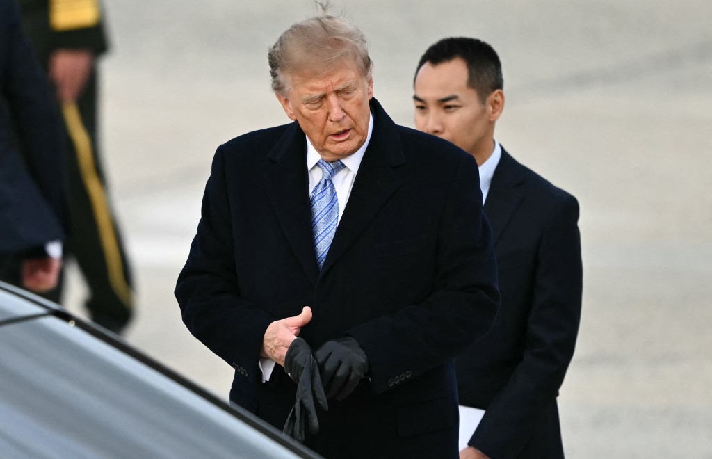 US President Donald Trump puts his gloves back on after greeting Chinese President Xi Jinping and China’s First Lady Peng Liyuan at Joint Base Andrews in Maryland on September 23, 2026. (AFP)