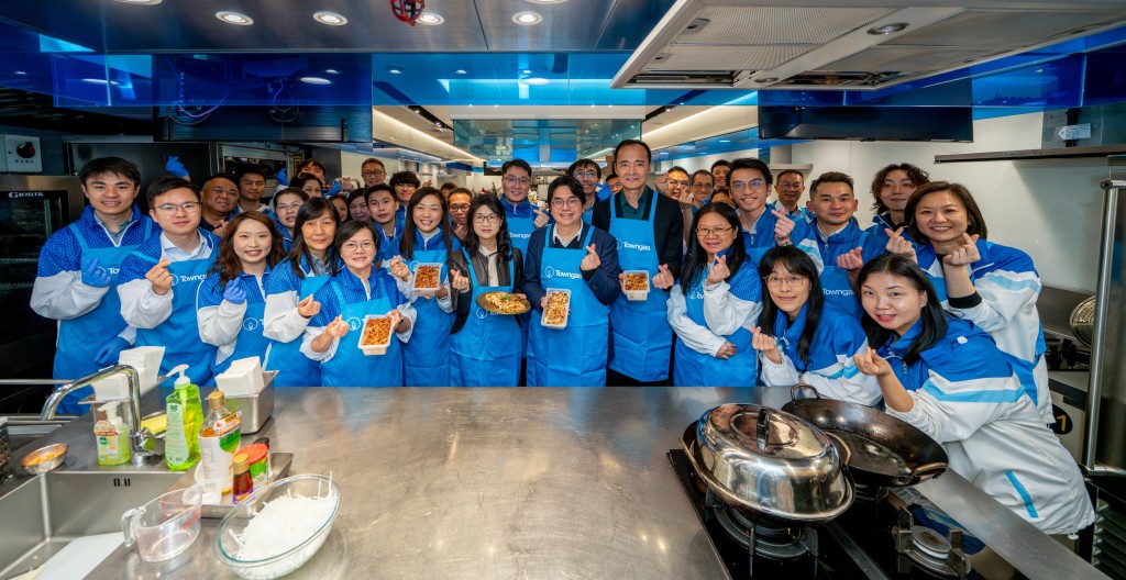 Catherine Wong Pui-yee (6th from left, front row), Towngas Head of Corporate Affairs and Government Relations; Carmen Ng Ka-man (7th from left, front row), HKHS Social and Elderly Wellness Director; Roger Wong Yan-lok (8th from left, front row, Director of Water Supplies); and Lai Kam To, Towngas Head of Renewable Energy – Operation Safety (9th from left, front row), together with volunteers from Towngas and the Water Supplies Department.