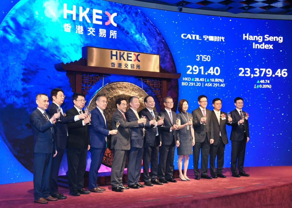 Bonnie Chan, fourth from right, and other representatives. SING TAO