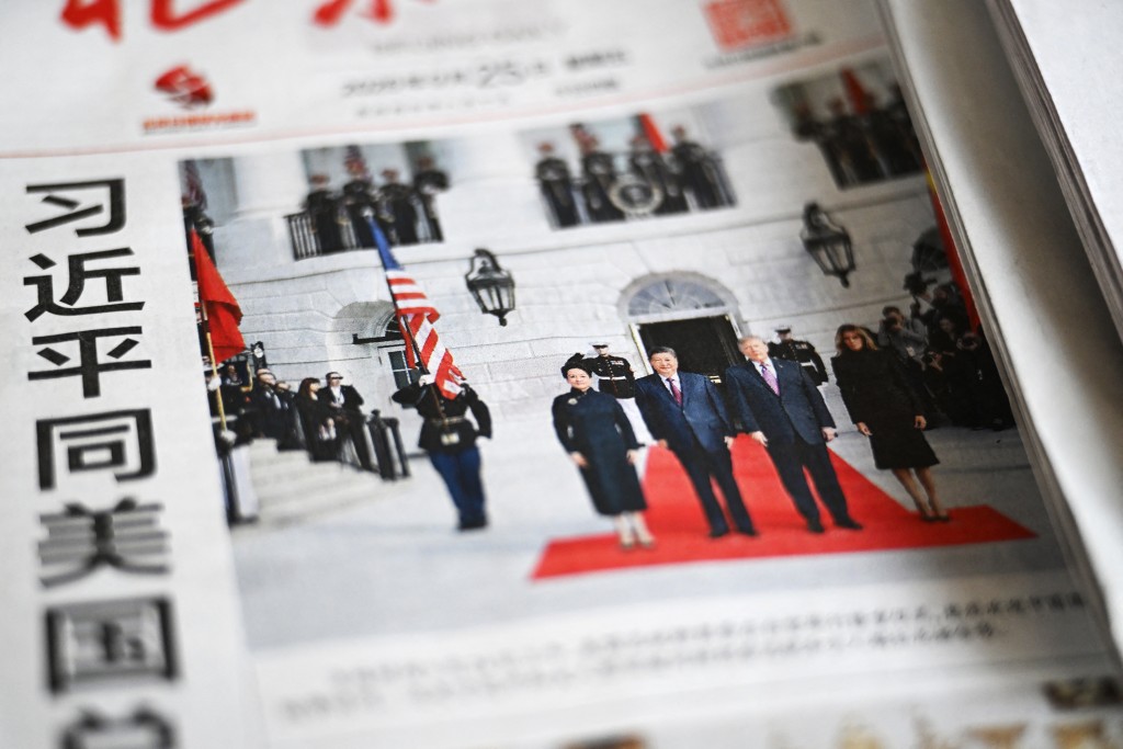 A newspaper featuring a front page photo of China’s President Xi Jinping and US President Donald Trump, at a White House welcome ceremony, is seen at a news stand in Beijing on September 25, 2026. (Photo by GREG BAKER / AFP)