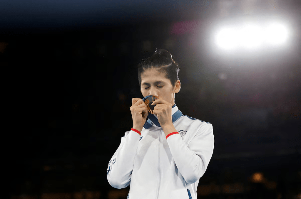Paris 2024 Olympics - Boxing - Women's 57kg - Victory Ceremony - Roland-Garros Stadium, Paris, France - August 10, 2024. Gold medallist Yu Ting Lin of Taiwan kisses her medal. REUTERS/Peter Cziborra/File Photo