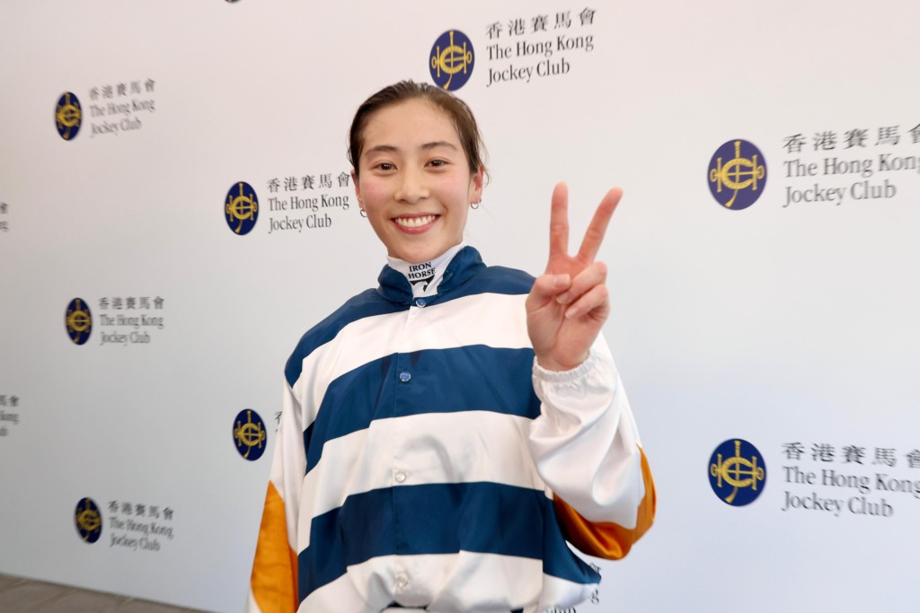 Britney Wong celebrates her second win of the day at Sha Tin and 20th of her career, meaning she now has her claim reduced to 10 pounds (Sing Tao) 