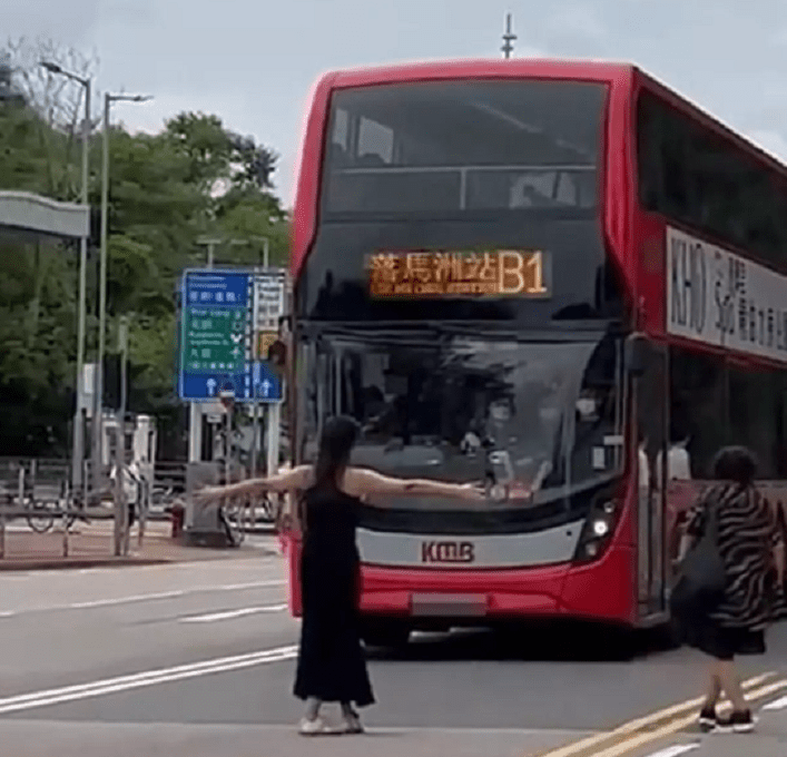 The woman takes a gamble by stopping the bus for a good four minutes. Please scan for a video of the incident. The woman takes a gamble by stopping the bus for a good four minutes. Please scan for a video of the incident.