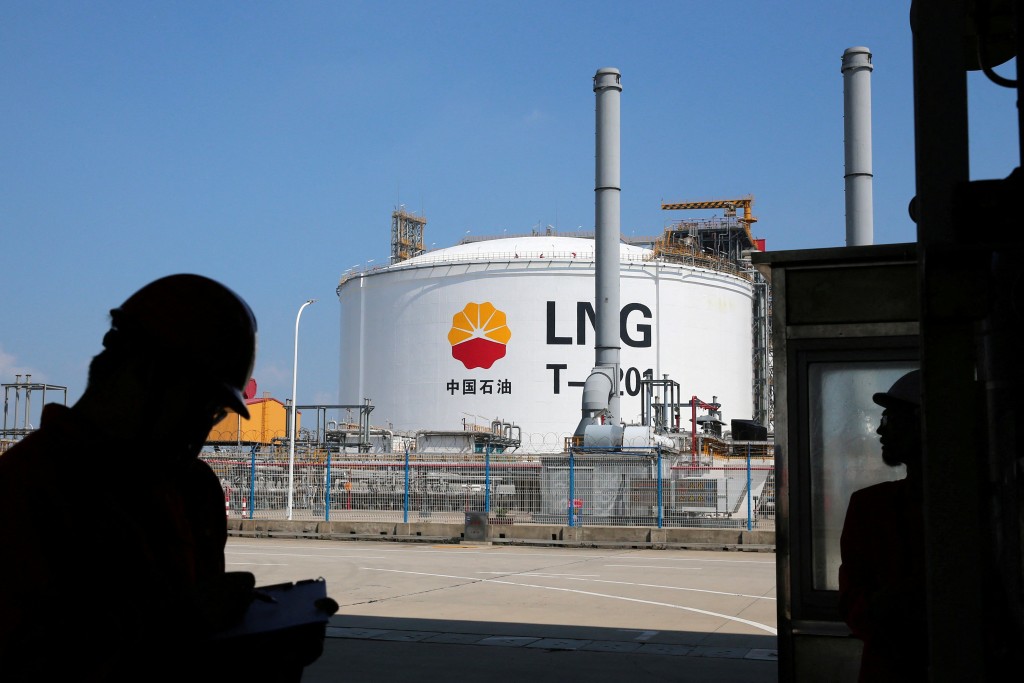 Workers are seen in silhouetted near a liquified natural gas (LNG) storage tank at PetroChina's receiving terminal at Rudong port in Nantong, Jiangsu province, China September 4, 2018. Picture taken September 4, 2018. REUTERS/Stringer ATTENTION EDITORS - THIS IMAGE WAS PROVIDED BY A THIRD PARTY. CHINA OUT.//File Photo