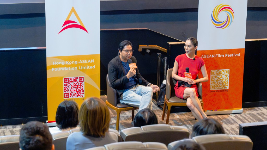 Pyae Zaw Phyo, director of Myanmar’s I Wanna Be Your Lobster..., speaks at a post-screening sharing session. Pyae Zaw Phyo, director of Myanmar’s I Wanna Be Your Lobster..., speaks at a post-screening sharing session.