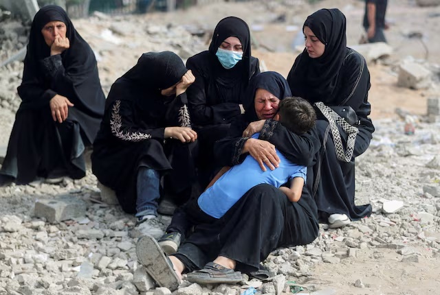 Mourners react during the funeral of Palestinians killed in Israeli fire, according to medics, at Al-Shifa hospital, in Gaza City, August 28, 2025. REUTERS/Mahmoud Issa /File Photo