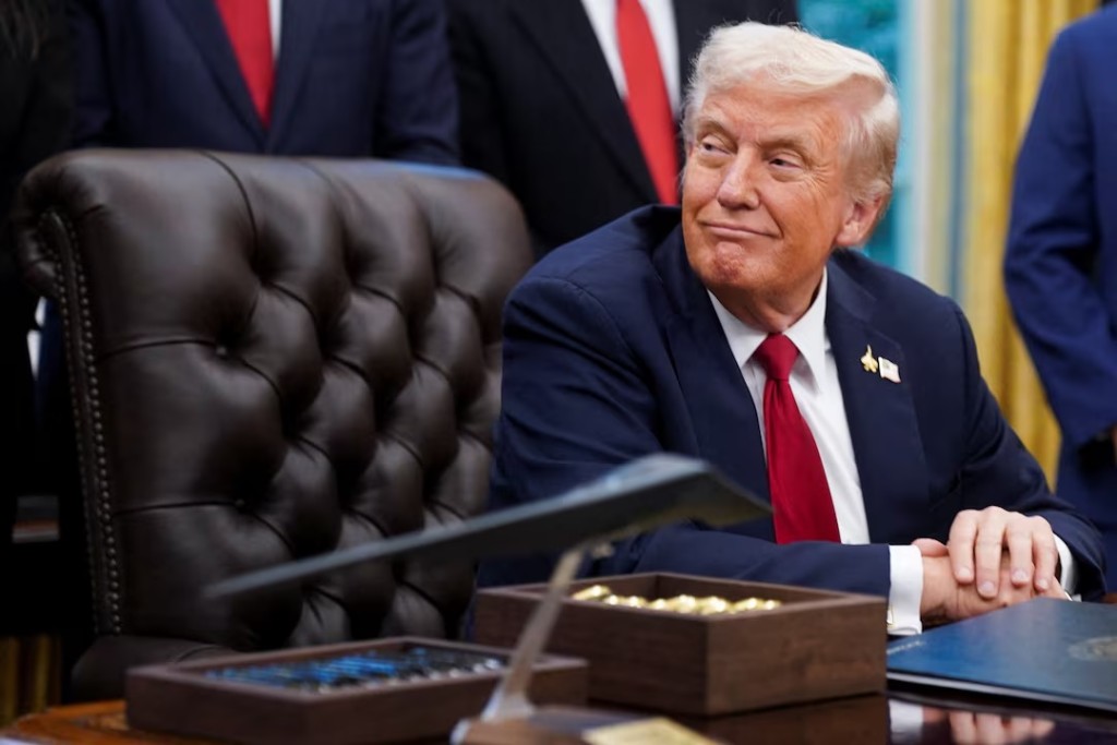  U.S. President Donald Trump sits the Oval Office to sign an executive order on AI and pediatric cancer research, at the White House, Washington, D.C., U.S., September 30, 2025. REUTERS/Nathan Howard
