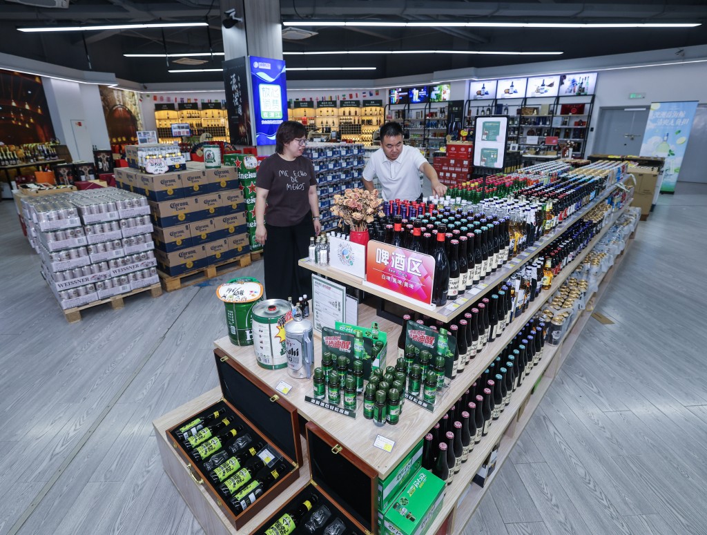 Customers select imported goods at Jinyi Comprehensive Bonded Zone in Jindong District of Jinhua City, east China's Zhejiang Province, July 7, 2026. Xinhua