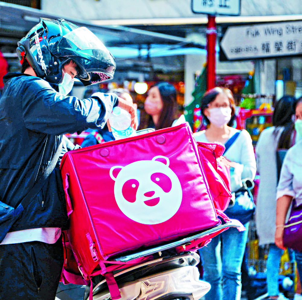 The minimum wage rise will benefit street sweepers and food deliverymen. SING TAO The minimum wage rise will benefit street sweepers and food deliverymen. SING TAO