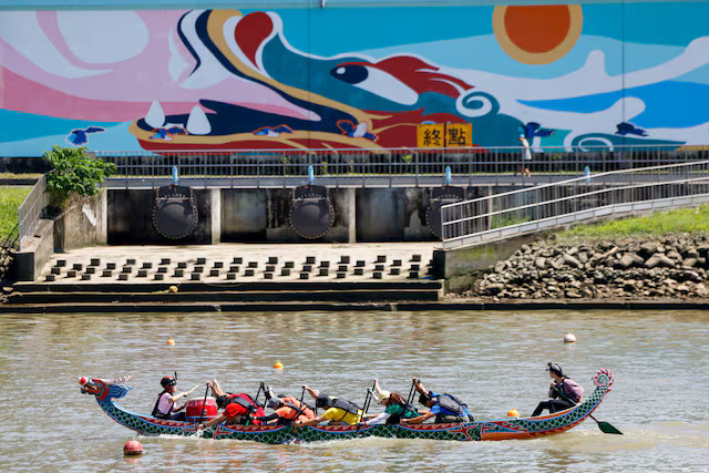 Rowers participate in a dragon boat race to celebrate the Dragon Boat Festival in Taipei, Taiwan June 19, 2026. REUTERS/Ann Wang