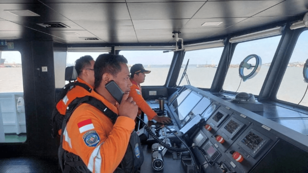 Rescuers work during a search operation after the Virgo Transport 8 ferry sank while sailing from Surabaya to Banjarmasin, in the Java Sea, Indonesia, September 13, 2026. Indonesia's National Search and Rescue Agency (BASARNAS)/Handout via REUTERS