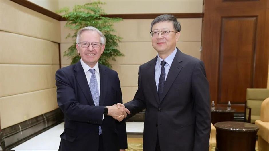 Sherard Cowper-Coles, with CCPC Secretary of Shanghai Chen Jining, says his comments don't reflect the views of HSBC or the China-Britain Business Council. Sherard Cowper-Coles, with CCPC Secretary of Shanghai Chen Jining, says his comments don't reflect the views of HSBC or the China-Britain Business Council.