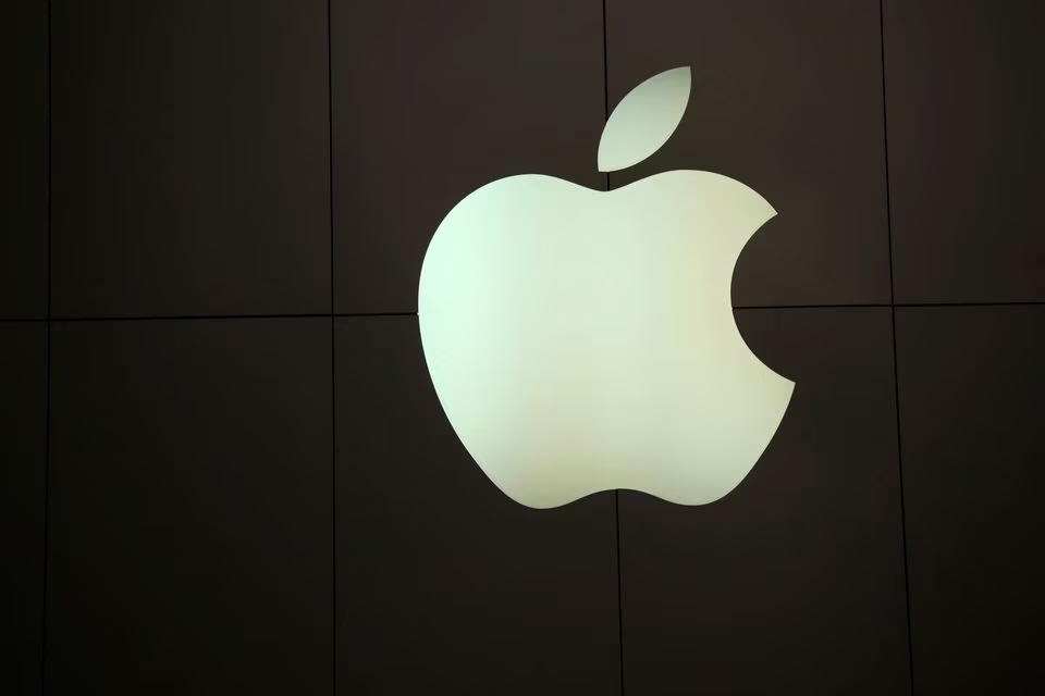 The Apple logo is pictured at the company's flagship retail store in San Francisco, California January 23, 2013. REUTERS/Robert Galbraith/File Photo The Apple logo is pictured at the company's flagship retail store in San Francisco, California January 23, 2013. REUTERS/Robert Galbraith/File Photo