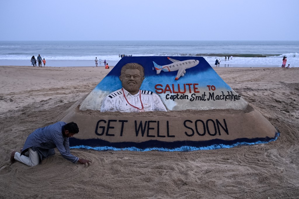 Photo by STR / AFP  A sculpture made by India's sand artist Sudarsan Pattnaik depicts India's pilot Smit Machchhar, the captain of flydubai flight FZ 1073, at a beach in Odisha's Puri city on October 1, 2026.