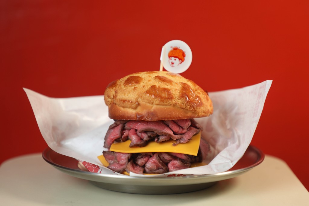 Double Cheese Beef Burger (HK$124). The pineapple bun uses a roughly 5:1 bread-to-crust ratio, with a crisp topping designed to hold its shape around the burger filling.