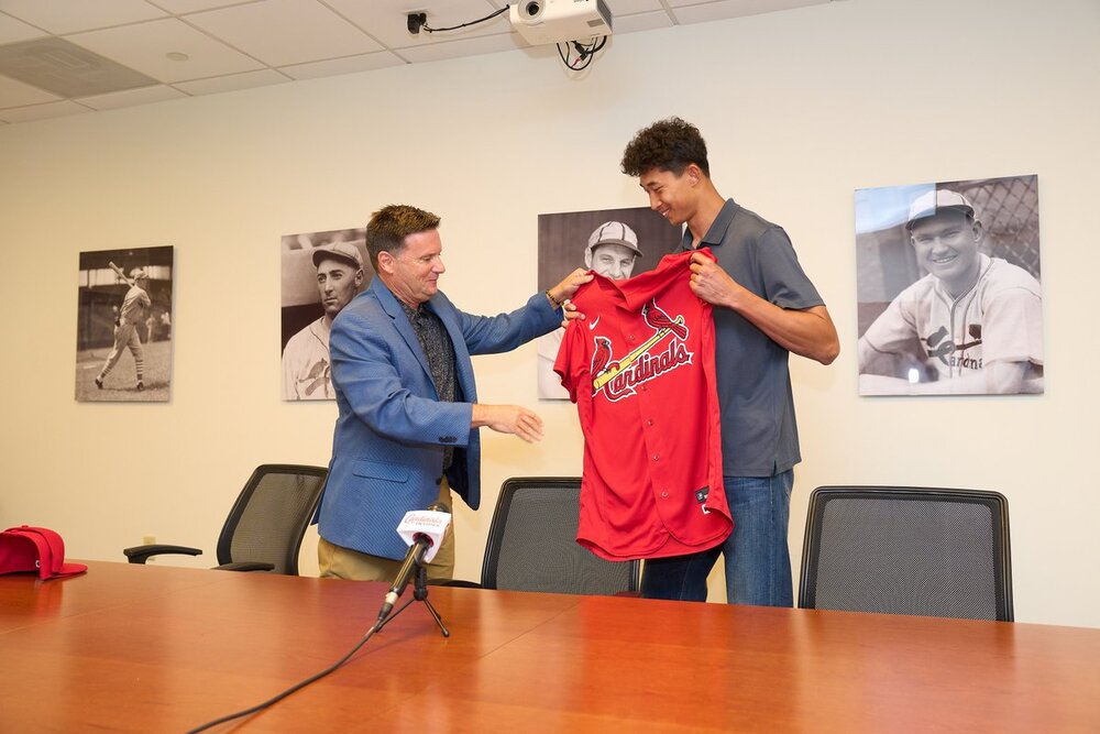Today, the #STLCards signed amateur RHP Chen-Wei Lin, the first player ever signed out of Taiwan in the history of our franchise. (Twitter: @Cardinals) Today, the #STLCards signed amateur RHP Chen-Wei Lin, the first player ever signed out of Taiwan in the history of our franchise. (Twitter: @Cardinals)