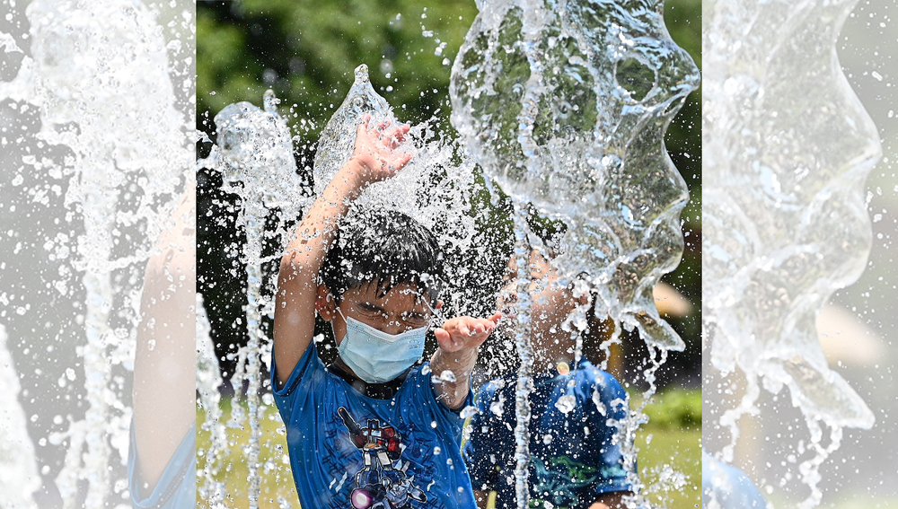 Children try to beat the heat at the Music Fountain in Kwun Tong. SING TAO Children try to beat the heat at the Music Fountain in Kwun Tong. SING TAO