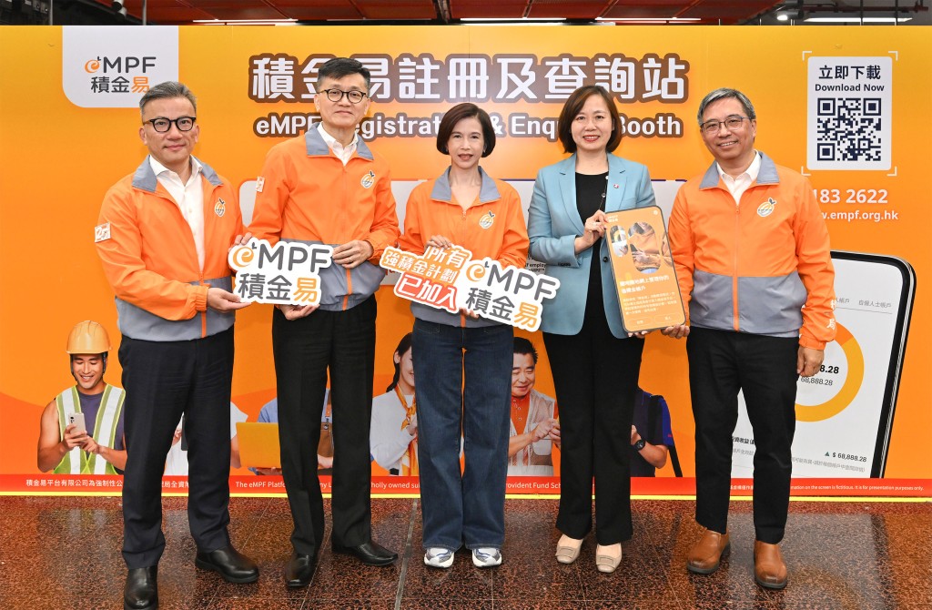 Ayesha Macpherson Lau (center), together with MPFA Managing Director Cheng Yan-chee (second from left), Chief Corporate Affairs Officer Wallace Lau (first from left), Chief Executive Officer of eMPF Platform Company Eric Lui (first from right) and Chief Executive Officer of MTR Corporation Jeny Yeung (second from right), experienced the services provided at the eMPF registration and enquiry booth. MPFA