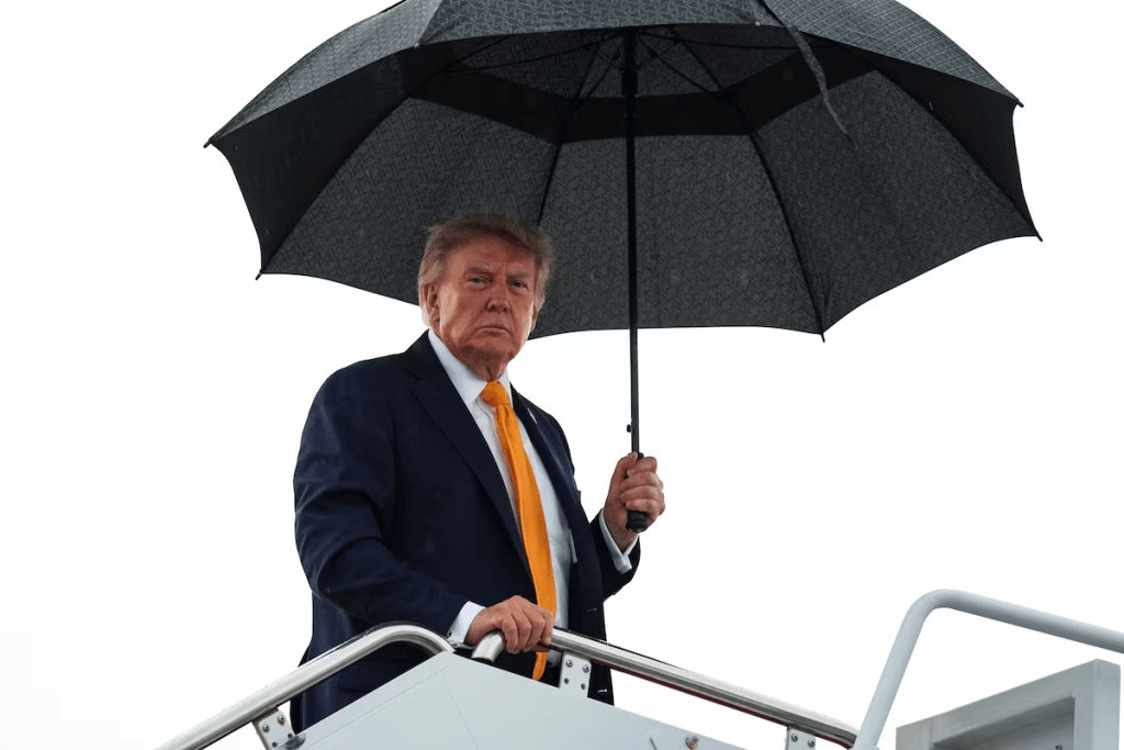 U.S. President Donald Trump holds an umbrella as he boards Air Force One, en route to Bedminster, New Jersey, at Joint Base Andrews, Maryland, U.S., September, 4, 2026. REUTERS/Eric Lee 