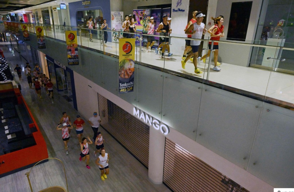 More than 80 runners turn the corridors of Singapore’s Marina Square shopping center into makeshift running tracks. AFP