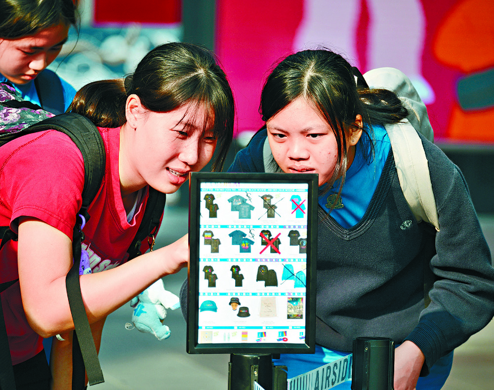 Customers flock to the pop-up store selling Coldplay merchandise a day before the first show. SING TAO Customers flock to the pop-up store selling Coldplay merchandise a day before the first show. SING TAO
