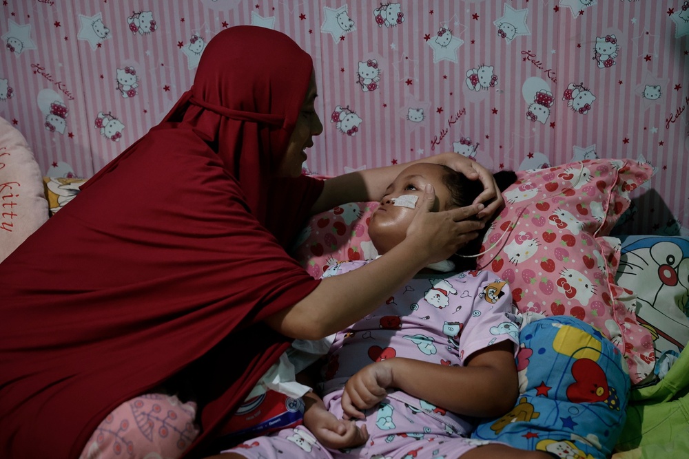 Desi and Sheena at home. In Indonesia, 122 children survived after taking the contaminated cough syrup. REUTERS/Willy Kurniawan Desi and Sheena at home. In Indonesia, 122 children survived after taking the contaminated cough syrup. REUTERS/Willy Kurniawan