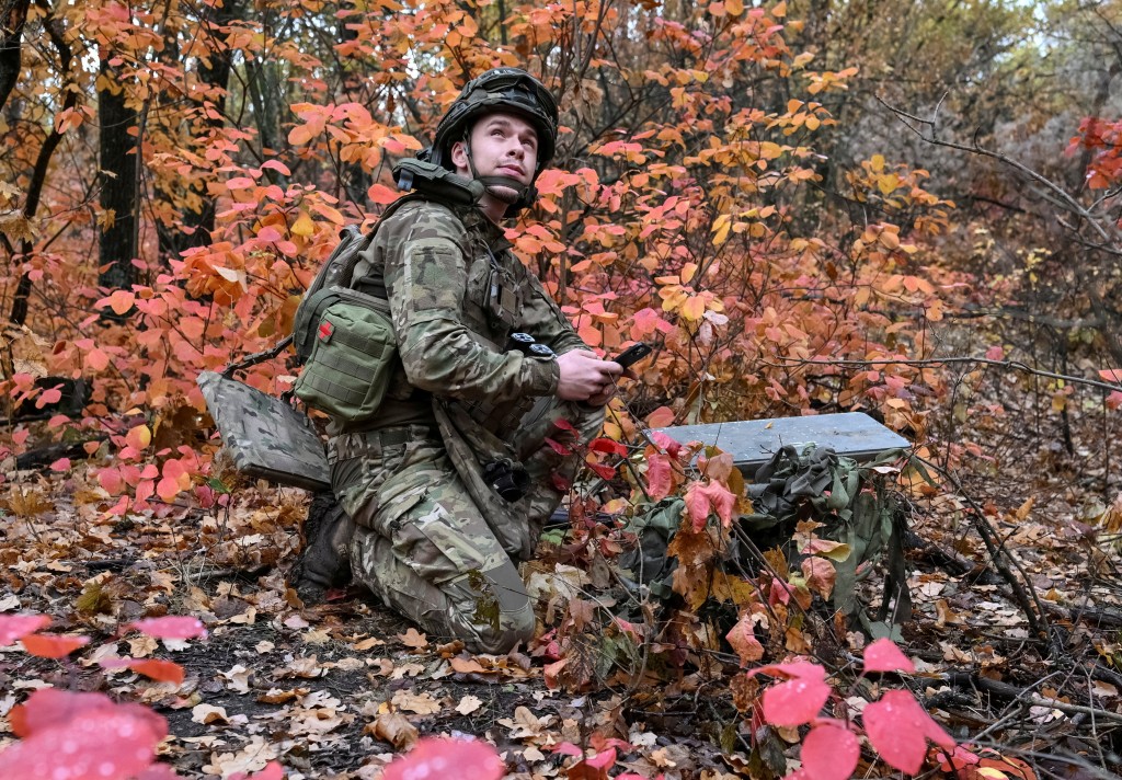 FILE PHOTO: An artilleryman of the Special Rifle Police Battalion of Zaporizhzhia region sets up Starlink satellite internet system, at a position, amid Russia's attack on Ukraine, near the frontline in Donetsk region, Ukraine, October 16, 2026. REUTERS/Stringer/File Photo