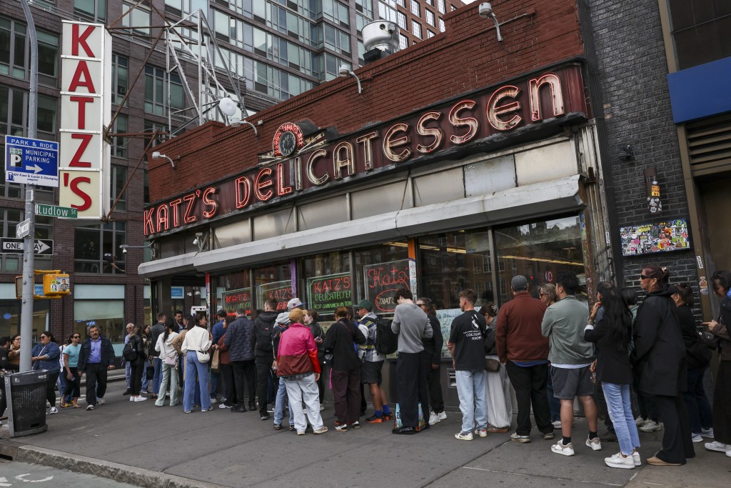Photo by ANGELA WEISS / AFP. People wait in line outside Katz’s Delicatessen in New York City on May 15, 2026.