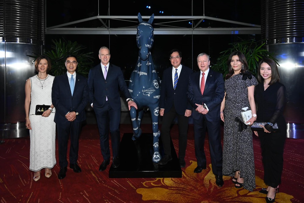 Owners, trainers, jockeys and guests join the Gala Dinner for a fabulous evening.