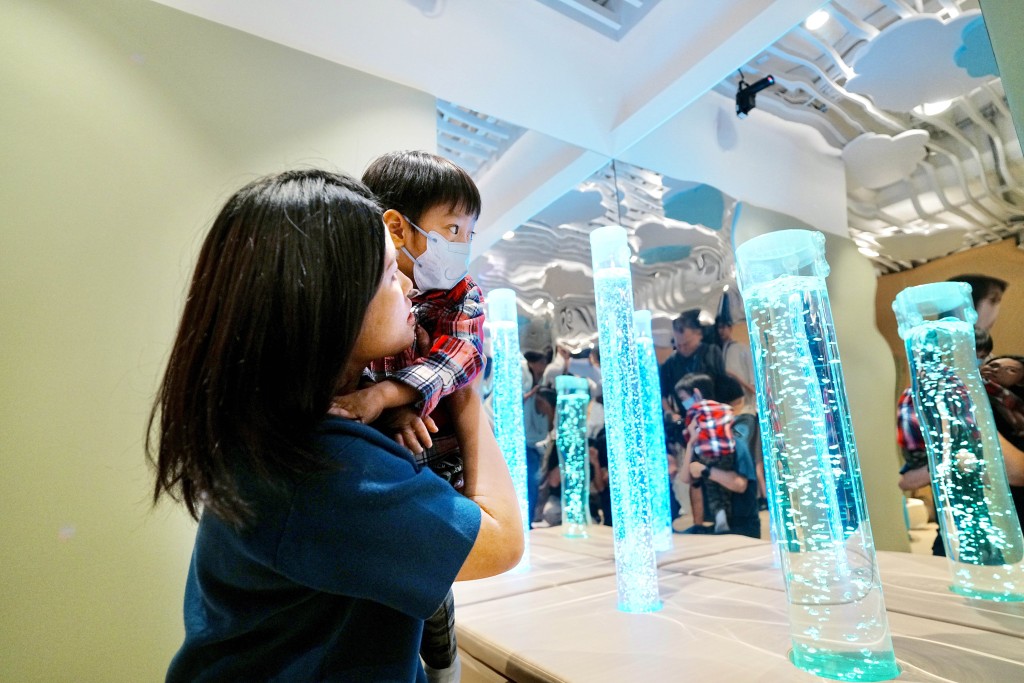 Tong noted that children particular enjoy watching the rhythmic waves of the bubble columns. 