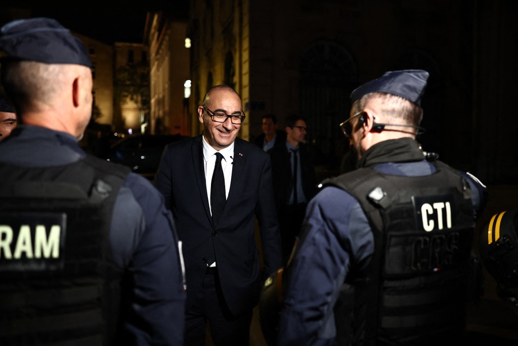 France's Interior Minister Laurent Nunez (C) meets police officers following a meeting with Marseille's Mayor Benoit Payan (not pictured) in the aftermath of two days of riots and looting on the sidelines of nationwide protests against the "high cost of living", in Marseille, south-eastern France on October 19, 2026. (Photo by Thibaud MORITZ / AFP)