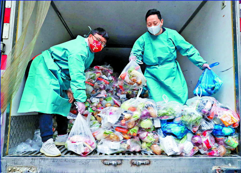 Bags of food are prepared on a truck. REUTERS Bags of food are prepared on a truck. REUTERS
