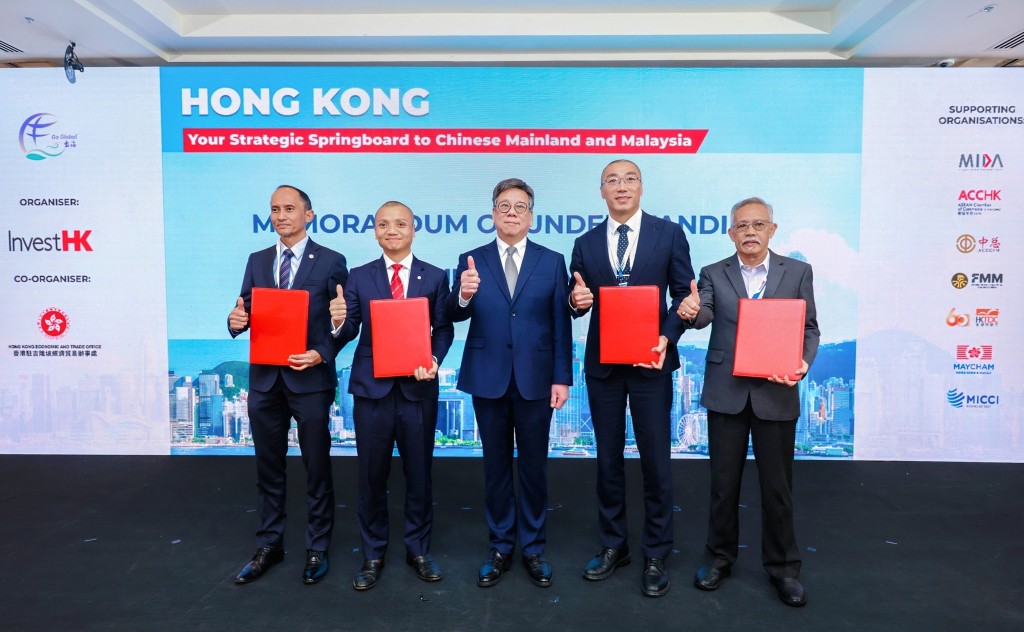 HKGCC General Committee member Elton Chan (second left) signed a Memorandum of Understanding with Mohd Dzahir Jamudin (first left), Vice President of the National Chamber of Commerce and Industry of Malaysia.