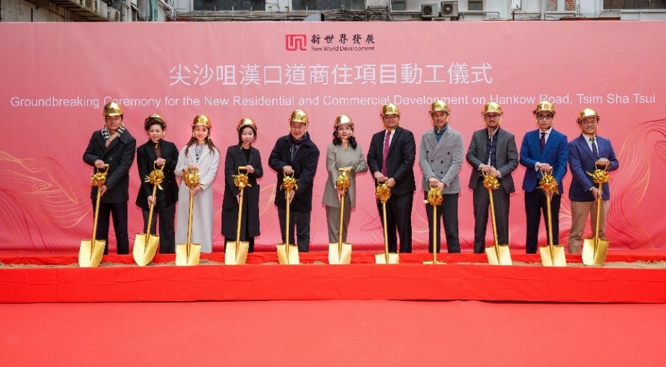Echo Huang (sixth from right)