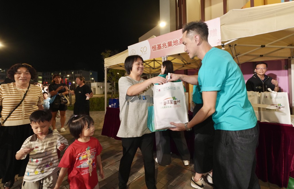 The Henderson Warmth Volunteer Team distributed gift packs to residents of “Pok Oi Kong Ha Wai Village”, bringing festive joy ahead of the Mid-Autumn Festival.