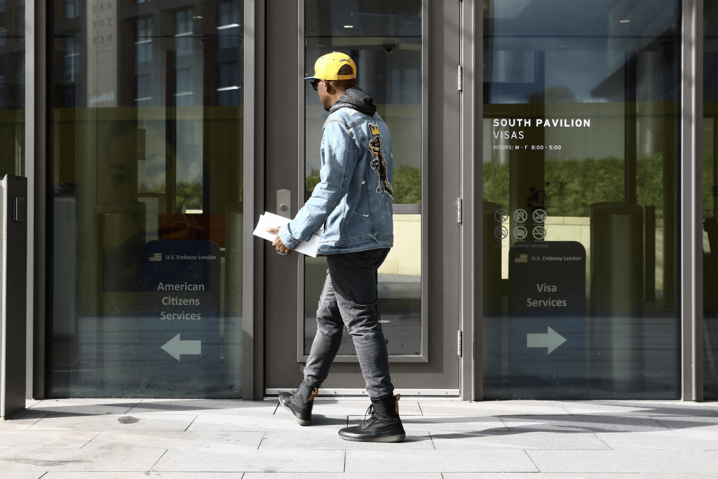 A visitor tries to enter the visa section of the U.S. Embassy in Nine Elms in London, Britain May 1, 2018. REUTERS/Simon Dawson/File Photo