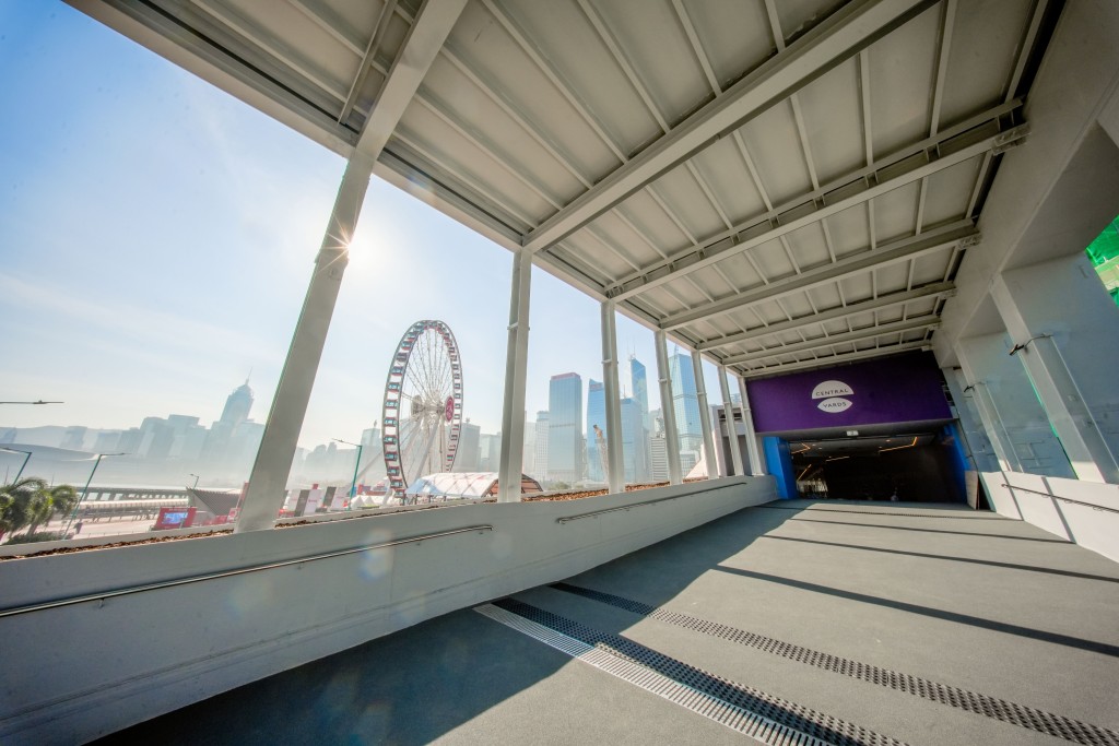 The pedestrian passageway features a semi-open design in the section near the Central Pier. (Henderson Land)