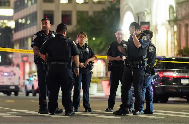Police officers stand near the scene of a reported shooter situation in the Manhattan borough of New York City, U.S. July 28, 2025. REUTERS/Eduardo Munoz