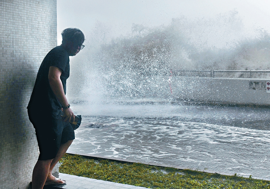 Super Typhoon Ragasa’s waves crash into Heng Fa Chuen.
