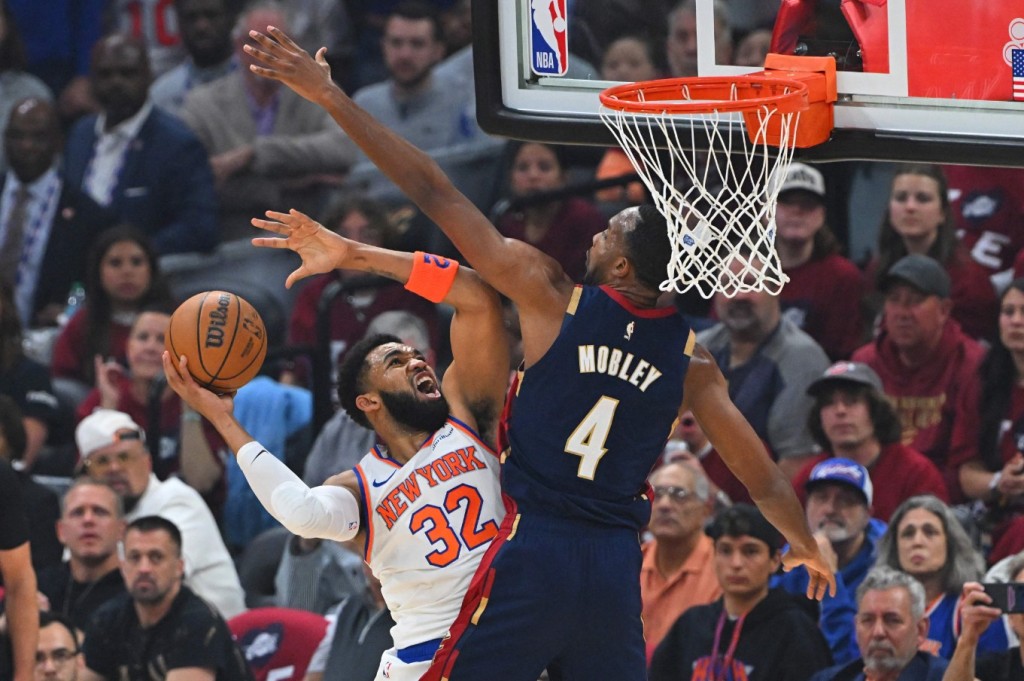 Karl-Anthony Towns attempts a shot against Evan Mobley of the Cavaliers. AFP 