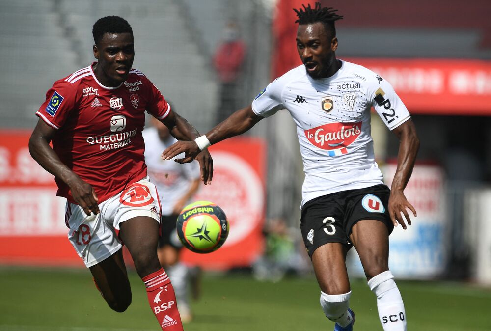 Brest's French midfielder Hiang'a Mbock (left) fights for the ball with Angers' Ivorian defender Souleyman Doumbia (right). Photo by AFP. Brest's French midfielder Hiang'a Mbock (left) fights for the ball with Angers' Ivorian defender Souleyman Doumbia (right). Photo by AFP.