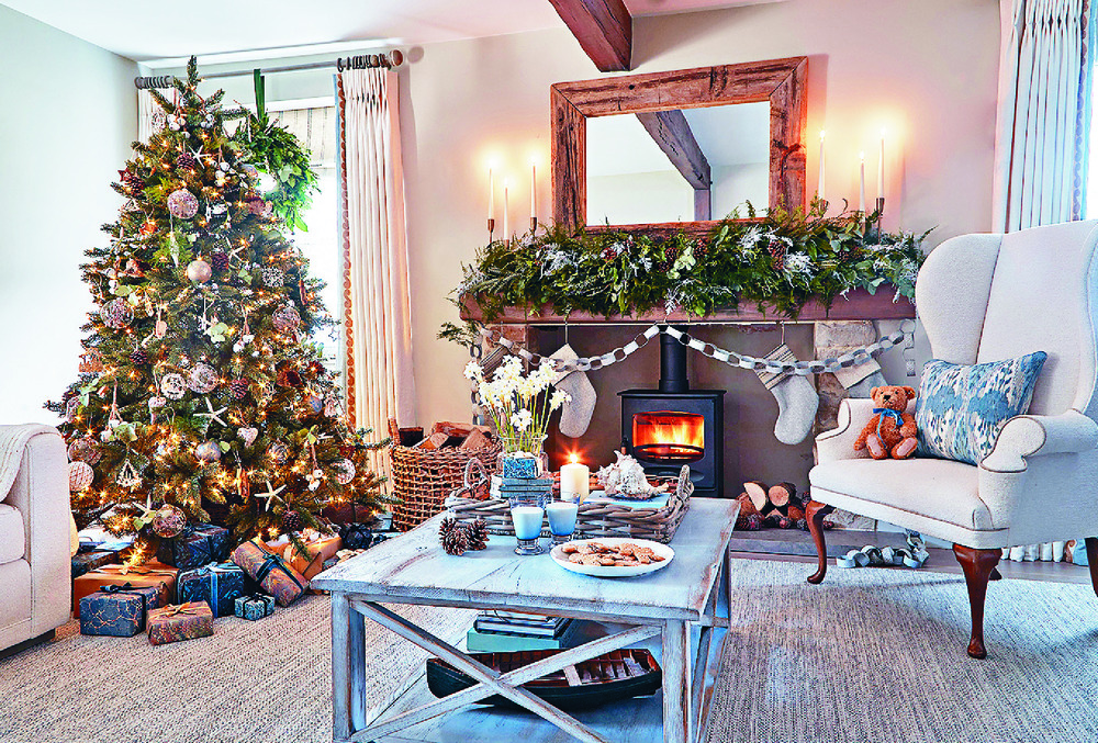 As The Weatherstone House is located on the windswept Devonshire coast, Pooley has used lots of natural greenery and shells in her festive decor.
