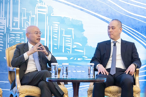 Robert Lee (right) and Eric Yip exchanged insights in the fireside chat. Photo provided by SFC